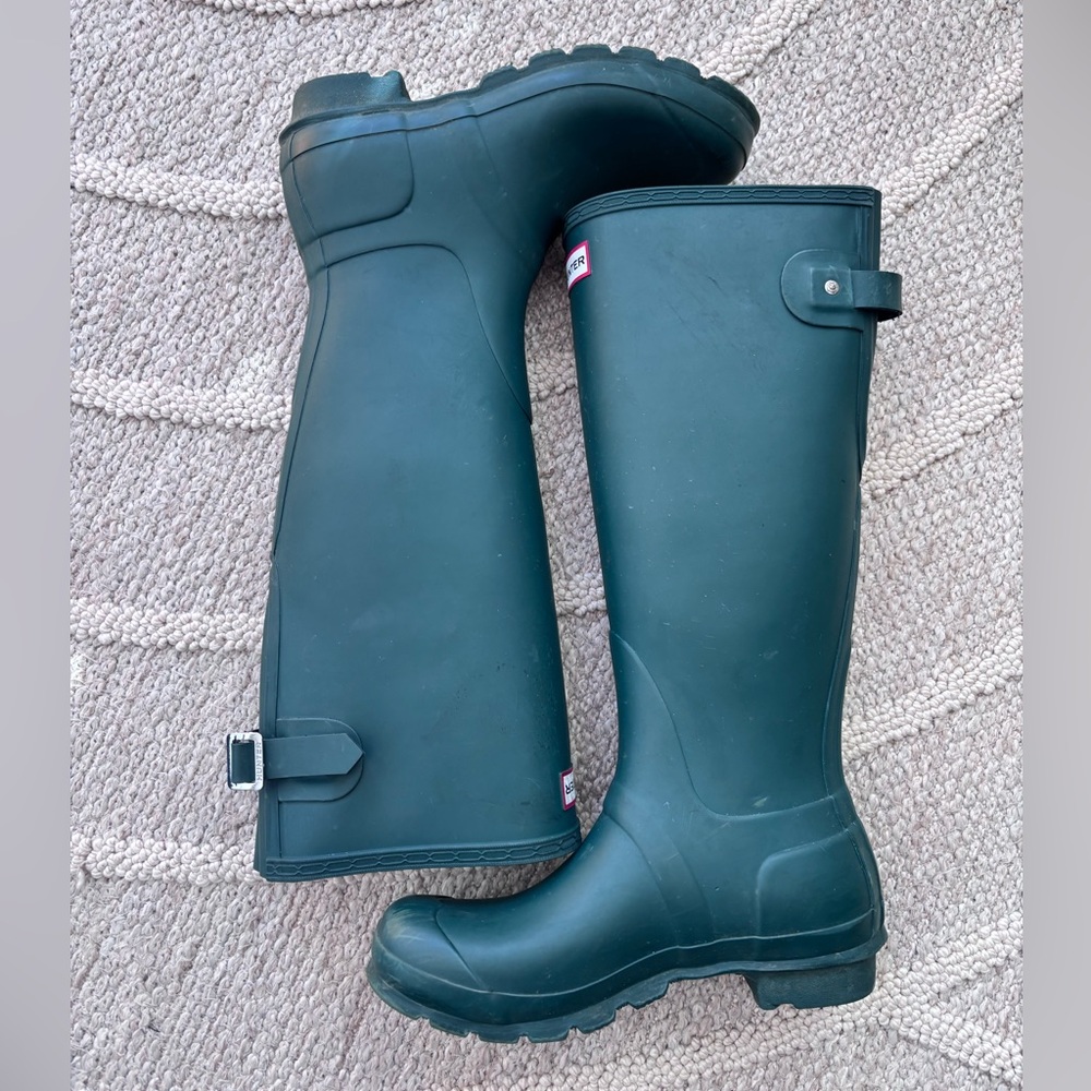 Matte forest green hunter boots size 7 in gently used condition